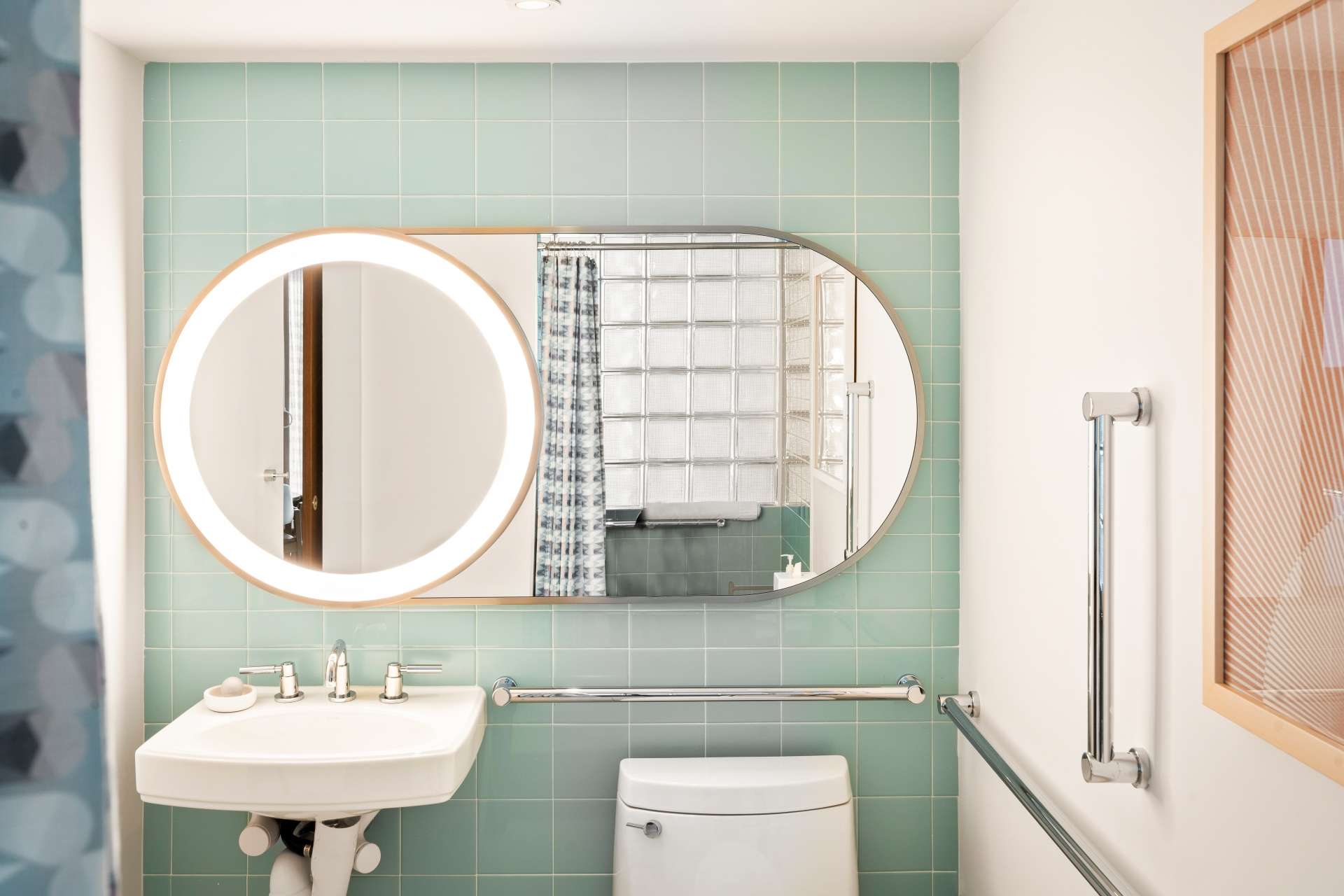 Accessible King Guest Room Bathroom