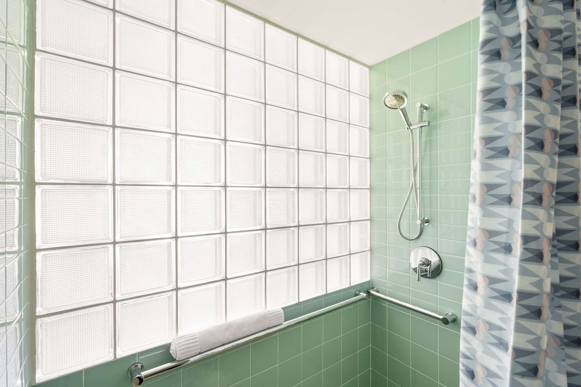 Accessible King Guest Room Bathroom