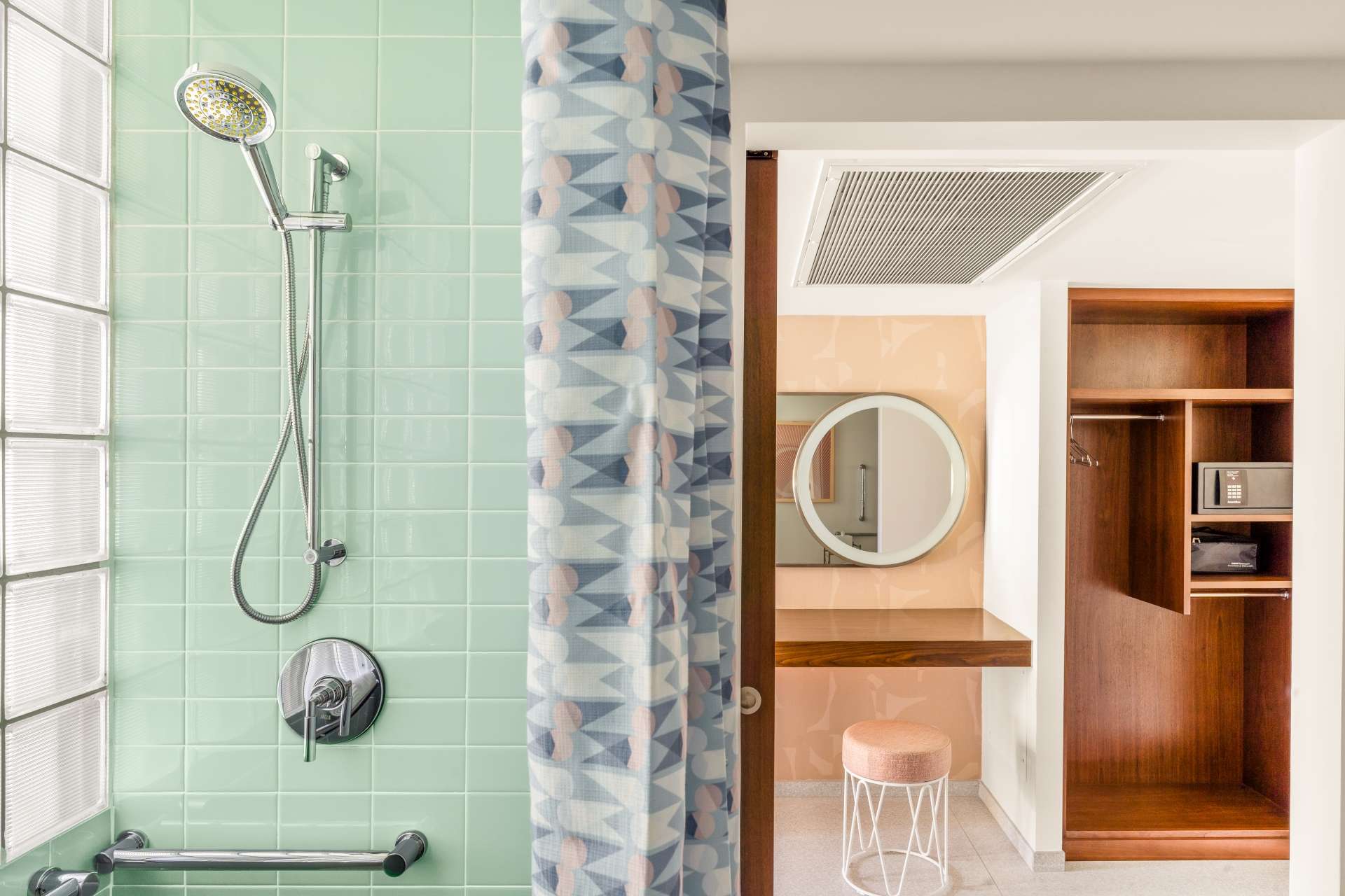 Accessible King Guest Room Bathroom